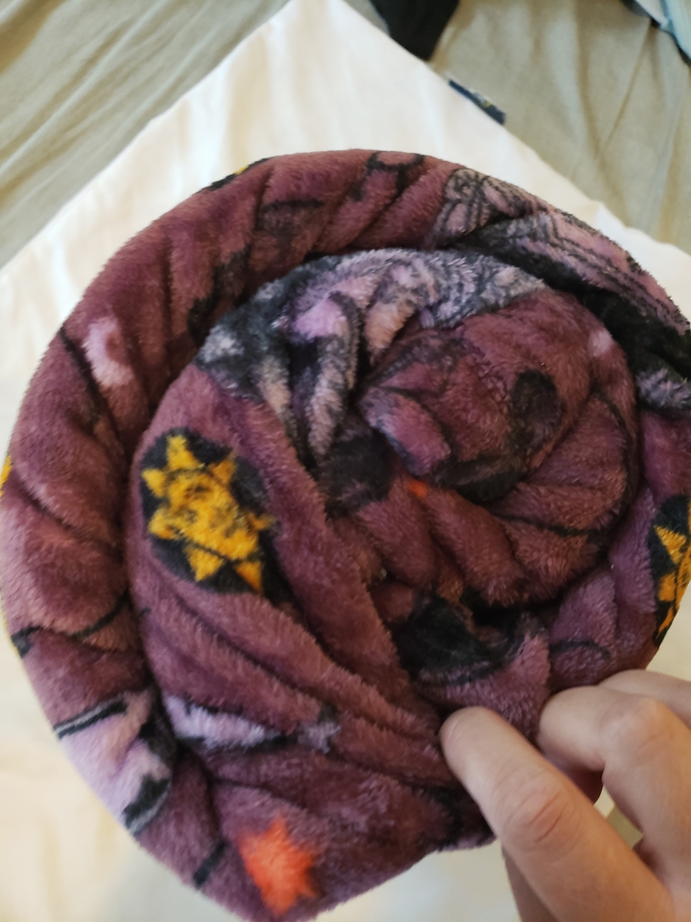 Disney Hocus Pocus Plush Throw Blanket - Purple & Orange - Picture 5 of 7